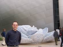 Meinte pred fontanom na terasi Disney Hall-a.jpg